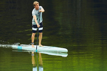 HVORDAN VELGE? En hard SUP av epoxy har helt andre kvaliteter, fordeler og ulemper enn en oppblåsbar. Bilde: Fanatic SUP padlebrett vann oppblåsbar