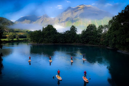 FLYTFØLELSEN: Elve-SUP i Rauma. Foto: Friluftslek  elvesup i rauma