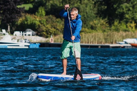 SUP-KONGEN: Franco Feci utviser korrekt padleteknikk på SUP-brettet. Bilde: Christian Nerdrum slik får du god SUP teknikk