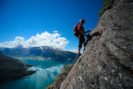 STIGESPILLET: I Loen starter du ved fjorden, og går over 1000 høydemeter opp til Hoven. I fjor sommer ble denne ruta gått av 4000-5000 mennesker, og enda flere besøkende ventes i år. Foto: Matti Bernitz Pedersen. derfor er via ferrata omstridt