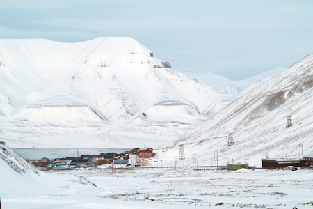 LONGYEARBYEN: Her får du naturopplevelsene midt i fleisen fra første sekund. Det er kort vei til idyllen utenfor Longyearbyen, og Hjortfjellet i bakgrunnen er et bra toppturmål. Foto: Sandra Lappegard longyarbyen svabard