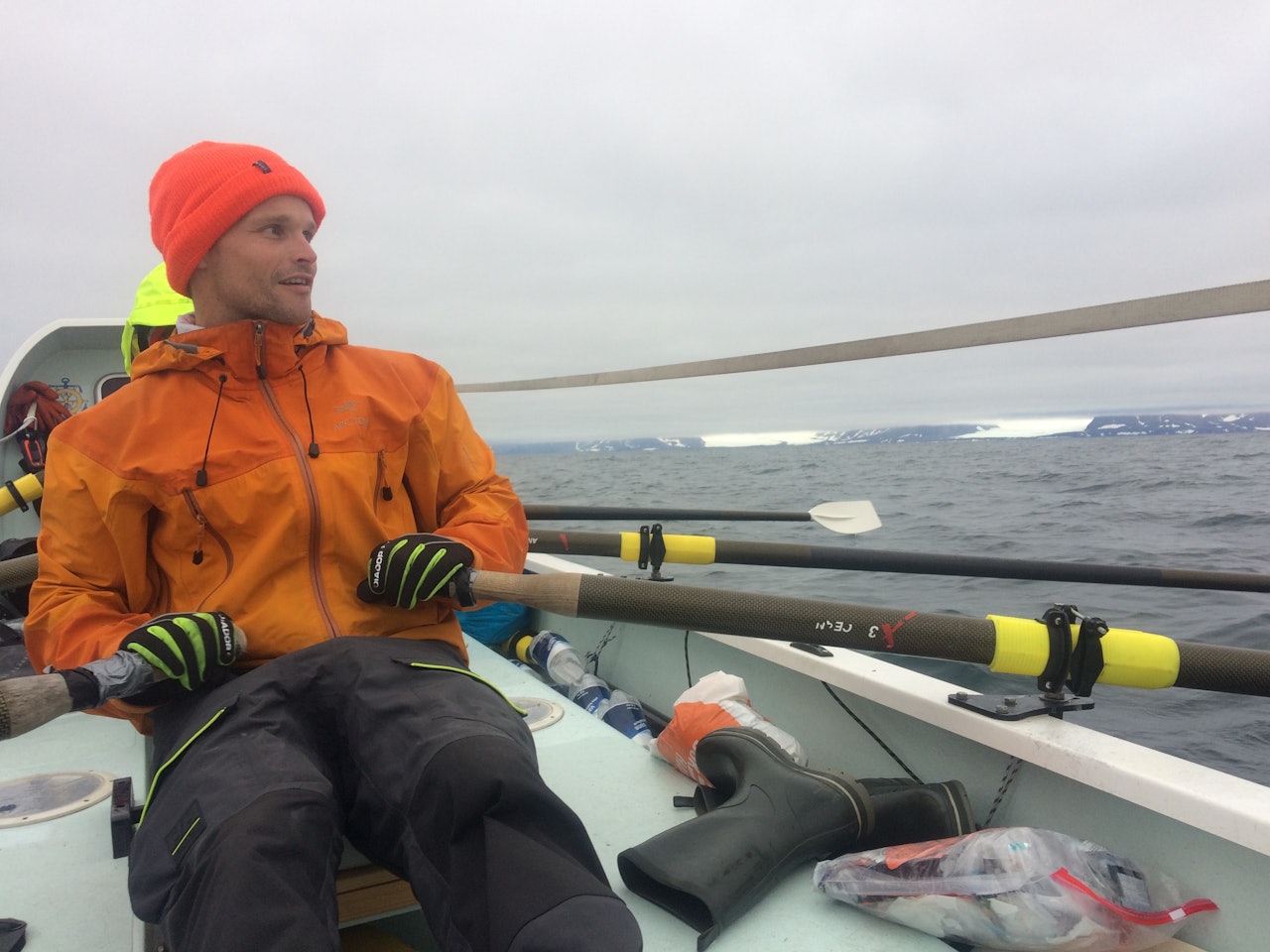 Strekket fra Hornsund til Longyearbyen er tøft og fascinerende, med en mengde isbreer. Roer er Tor Wigum. Tor Wigum