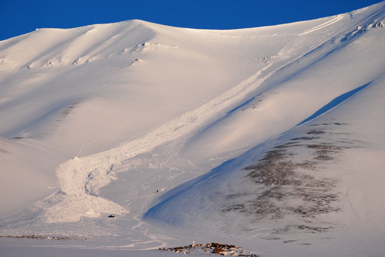 SNØSKRED: Et tørrsnøskred utløst på Svalbard. Foto: Markus Eckerstorfer skredforskning
