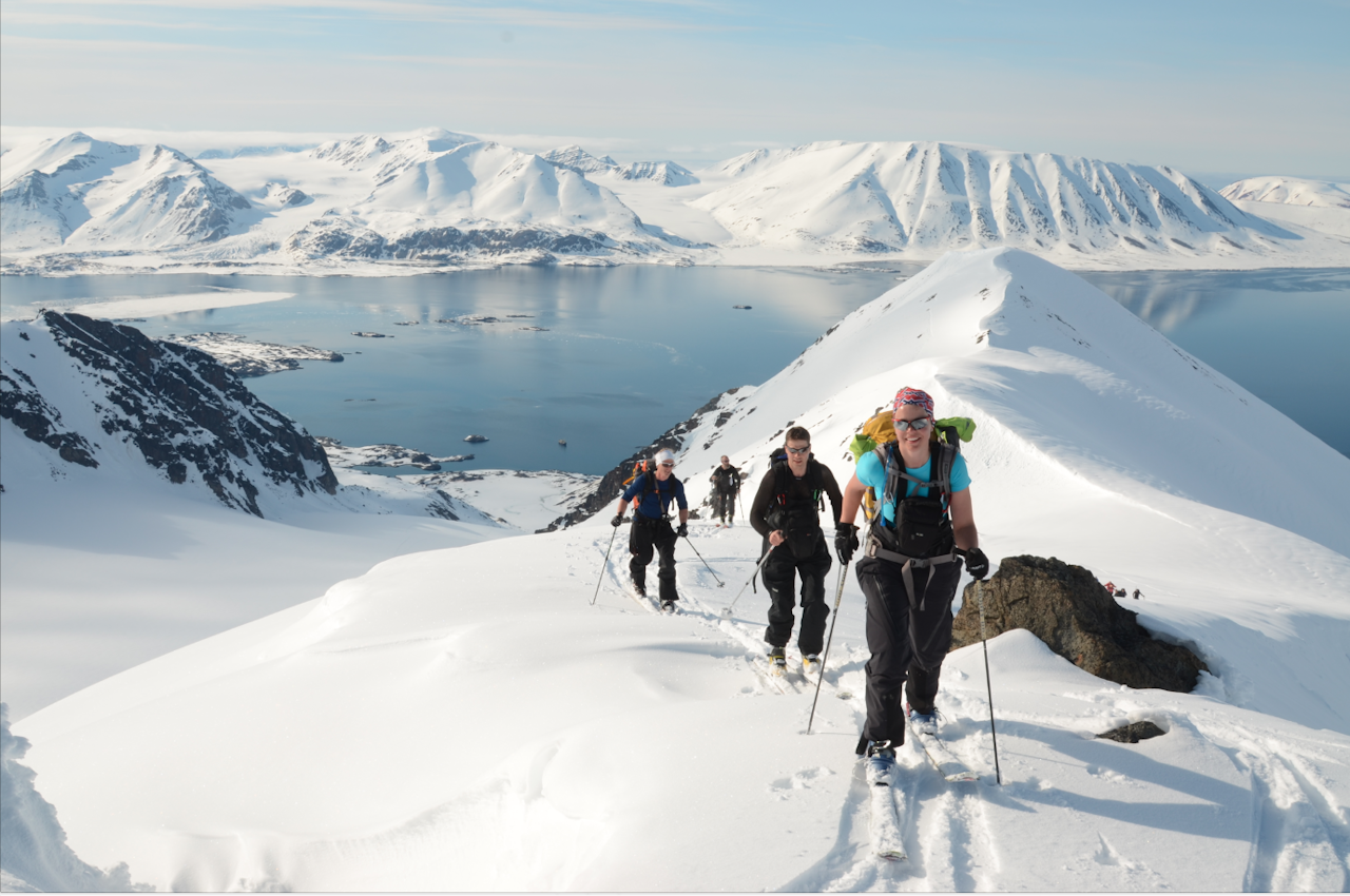 Enkelt liv: Vil du oppleve Svalbard, er det en god idé å bli med på en organisert tur. Her får deltagerne bli med guiden Vera Simonsson på ubestegne fjell. Foto: Espen Nordahl toppturer på svalbard