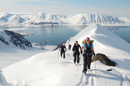 Enkelt liv: Vil du oppleve Svalbard, er det en god idé å bli med på en organisert tur. Her får deltagerne bli med guiden Vera Simonsson på ubestegne fjell. Foto: Espen Nordahl toppturer på svalbard