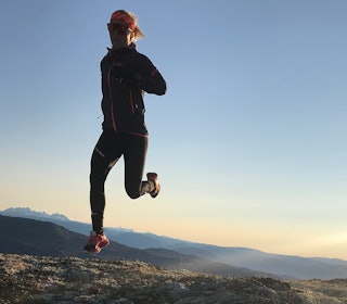 STAVER: Malene Blikken Haukøy mener du bør bruke staver når du trener om vinteren. Her er hun på løpetur, ironisk nok uten nettopp staver. Foto: Mikkel Frodahl Malene Blikken Haukøy