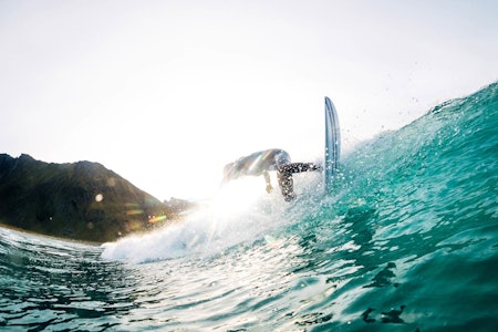 SURF: Sturla Fagerhaug lekser seg i bølgene i Unstad. Foto: Hallvard Kolltveit Surf Lofoten