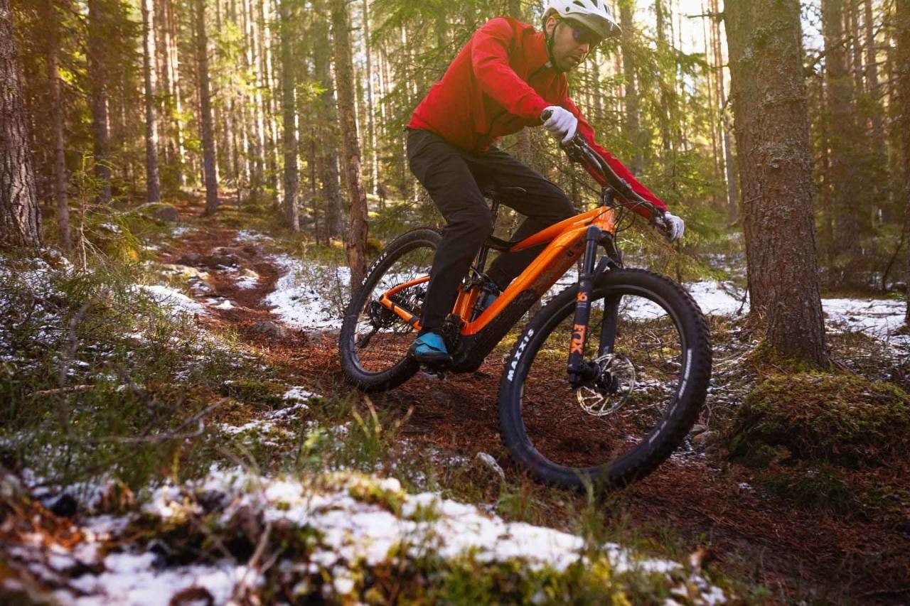 ELSYKKEL: Her er Terrengsykkel-redaktør Kristoffer Kippernes ute og prøver på sti i Trysil. Foto: Øyvind Aas Elsykkel