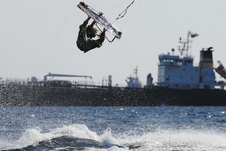 DEN VANSKELIGE NORDØSTEN: Vinder fra nord-øst er stort sett best mottatt på vestsiden av fjorden. Sigve Botnen tar villig imot med en back to blind på Feskjer ved Åsgaardstrand. Foto: Christian Nerdrum Windsurfing Kiting Oslo