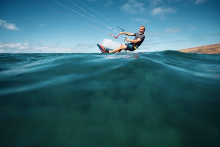 KITE PÅ VANN: Det gjelder å holde tunga rett i munnen når man prøver kite på vann første gang. Bilde: Naish kiteboarding Kitekurs.