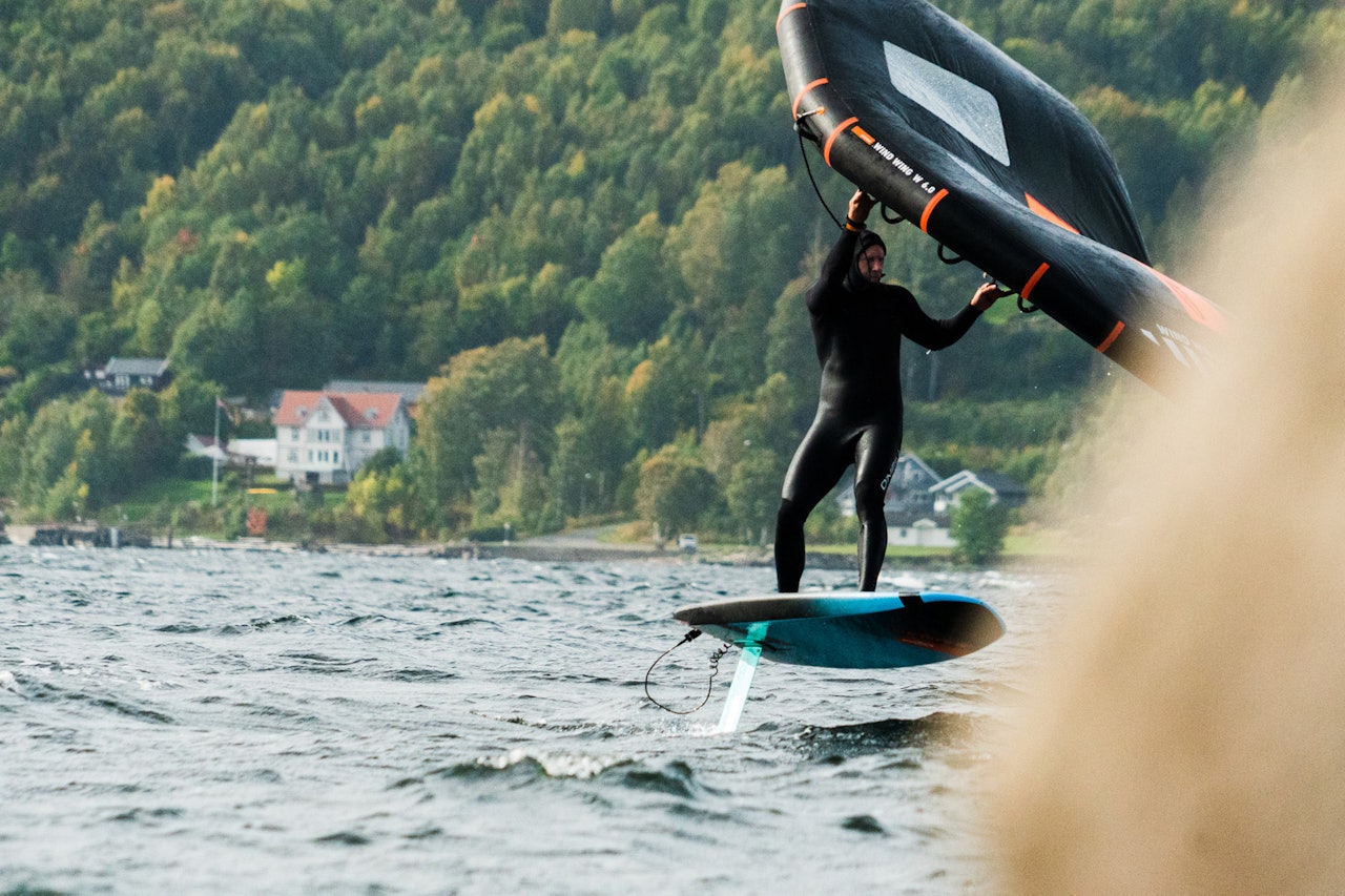 DEN NYE GREIA: Wingfoiling er den nye brettsporten og Sebastian Kjellstrøm er blant de første til å mestre kunsten. Bilde: Christian Nerdrum