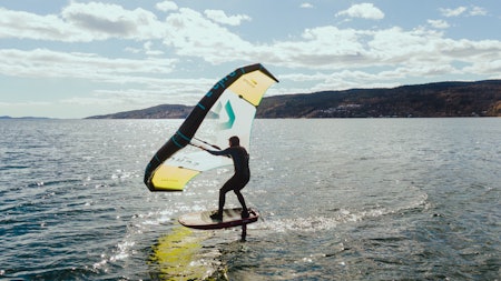 RIGGEN: Oppsettet er egentlig ganske enkelt. Du trenger et brett med en hydrofoil, samt en oppblåsbar vinge - og en pumpe. Bilde: Christian Nerdrum Oppsettet er egentlig ganske enkelt. Du trenger et brett med en hydrofoil, samt en oppblåsbar vinge - og en pumpe. Bilde: Christian Nerdrum