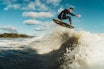 WAKESURFKONGEN: Selv om det ikke har vært avholdt noe offisielt NM i wakesurfing, er det mye som tyder på at Christian Rustberggarder blant eliten i Norge. Bilde: Christian Nerdrum Wakesurfing bak båt Christian Rustberggard