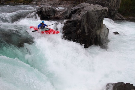 SJOA: Det er mange gode grunner til at Sjoa i Gudbrandsdalen er Norges mest kjente padleelv. Martin Vollen og fossen et par kilometer nedstrøms for turistattraksjonen Ridderspranget (bildet) er to av dem. Foto: Tore Meirik Padleelver Norge padling elv
