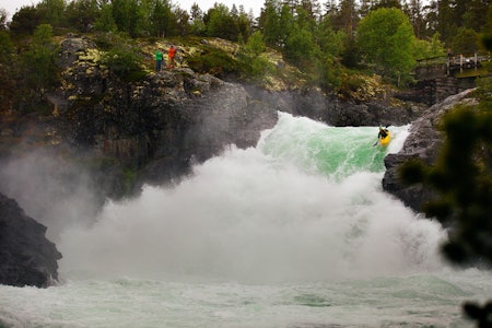 SUPERSTJERNE: Amerikaneren Evan Garcia padler Stuttgongsfossen, en av de største, enkeltstående strykene som er padla i Sjoa. Garcia er en av verdens beste padlere, og tilbragte lang tid i Heidalen i fjor sommer. Foto: Mikael Ekström Sjoa padling elvepadling