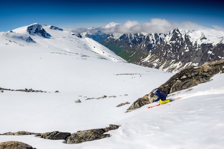 DEN LEGENDARISKE BAKSIDEN: For en frikjører er ingen sommer komplett uten en tur ned baksiden på Stryn. Oscar Eriksson utnytter det spennende terrenget –og koser seg med utsikten. Foto: Emil Eriksson Stryn reise sommer