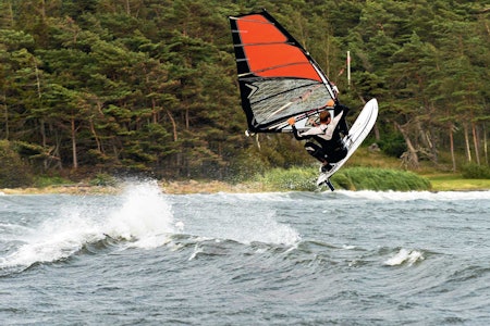 80-TALLS: Om sommeren sverger frikjøringslegenden Asbjørn Eggebø Næss til åttitallssporten windsurfing. Foto: Carsten Müller Windsurf