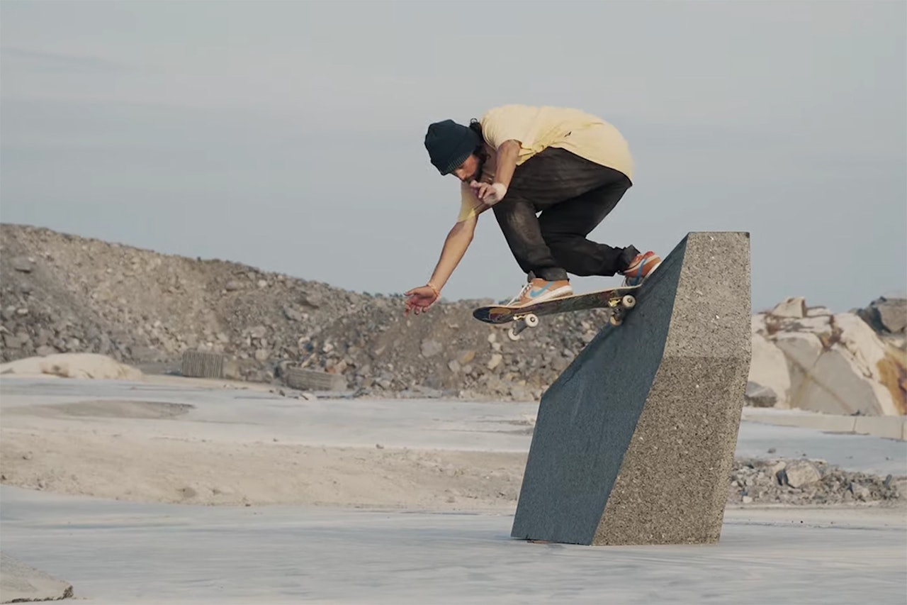 LARVIK: Her tar Torey Pudwill bs tailslide opp den ene steincurben. Foto: Skjermdump Torey Pudwill Larvik