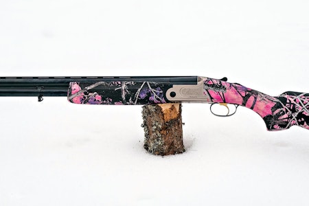 SABATTI LADY: Rosa hagle for dame Ladyhaglen Sabatti Lady Short Multichoke 12-76 liggende på en stokk sett fra siden rosa hagle for dame