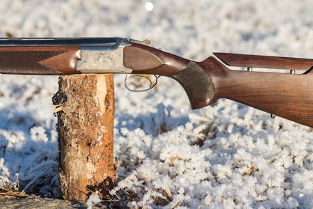 BROWNING B525: Browning B525 Compact Light Adjustable hagle for dame ble nesten best i test Damehaglen Browning B525 plassert på en stokk utendørs sett fra siden