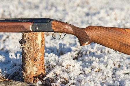 DARWIN LIGHT COMPACT: Lett damehagle Darwin Light Compact hagle for dame plassert på en stokk utendørs sett fra siden