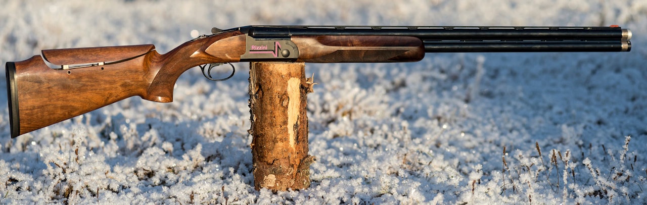 RIZZINI V3 PINK SPORTING: Utviklet for damer og ungdom Damehagle Rizzini V3 på en stokk utendørs pink sporting test