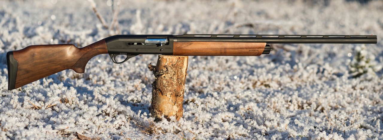 Halvautomat: Franchi Affinity damehagle Franchi Affinity halvautomat hagle for damer plassert på en trestokk sett fra siden utendørs