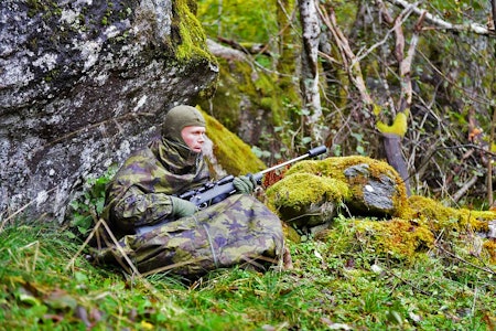 FJELLDUK: Jervenduken varmer en kald jeger på post og kan redde liv i felten. Jeger på post ikledd Jervenduken fjellduk