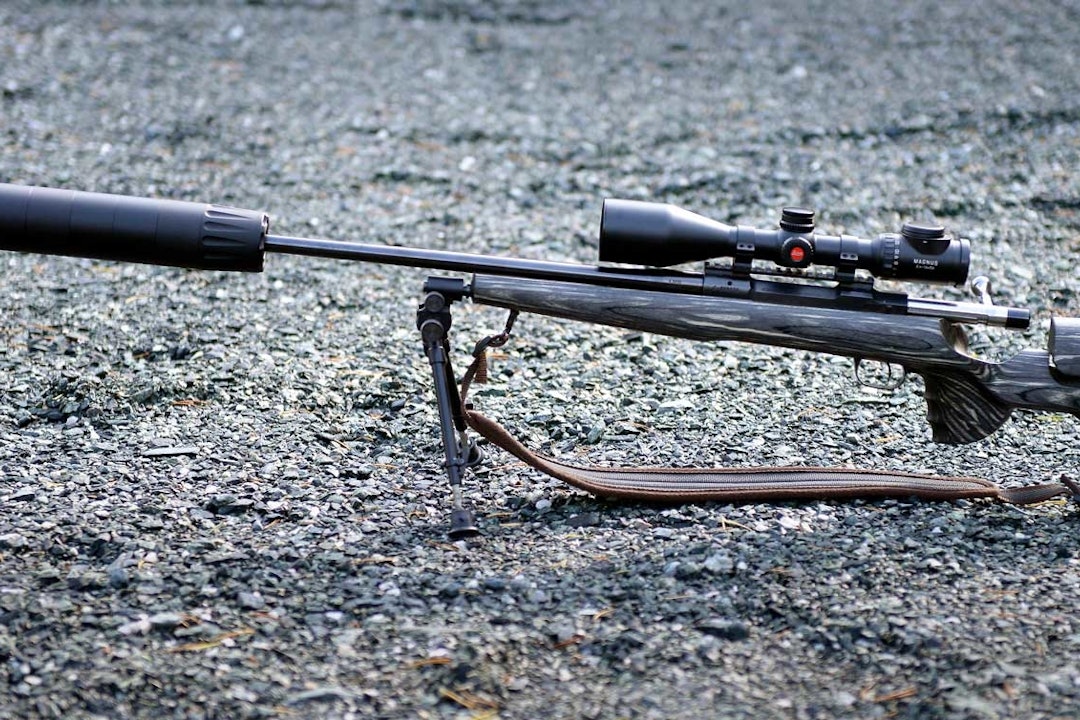 Rifle med påmontert A-Tec H2 Mega lyddemper