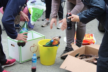 Klar for innsats: Spordeltakerne fyller opp flaskene med blod for å legge spor. Klar for innsats: Spordeltakerne fyller opp flaskene med blod for å legge spor.