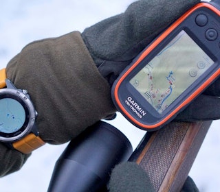 HELDIG TRE-ENIGHET: Med klokka utapå jakkeermet og urskiva vendt innover, kan du putte den håndholdte Garminpeileren i sekken og være skyteklar samtidig som du følger bikkja på urskiva. Garmin Fenix 6 Plus multisportsklokke og Garmin hundepeiler