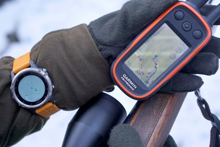 HELDIG TRE-ENIGHET: Med klokka utapå jakkeermet og urskiva vendt innover, kan du putte den håndholdte Garminpeileren i sekken og være skyteklar samtidig som du følger bikkja på urskiva. Garmin Fenix 6 Plus multisportsklokke og Garmin hundepeiler
