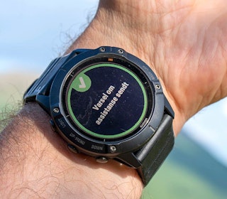 Nødvarsel: Ved å holde inn lysknappen i fem sekunder, starter nødsending av posisjonen din. Nødvarsel: Ved å holde inn lysknappen i fem sekunder, starter nødsending av posisjonen din.