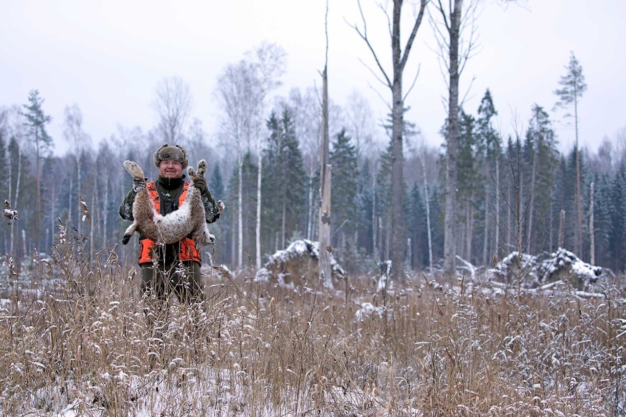 Fornøyd jeger: Martin Petersen med gaupa som han fikk felt, etter å ha skutt bom på første forsøk under gaupejakt i Latvia.