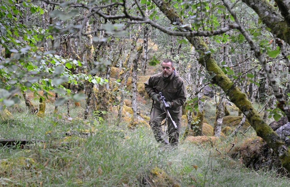 jeger ikledd jaktdress i skogen