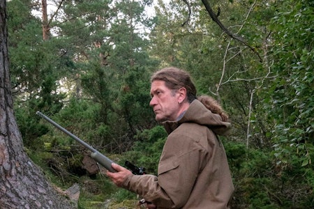 Jeger med Norrøna Kvinnherad Parka jaktdress og rifle