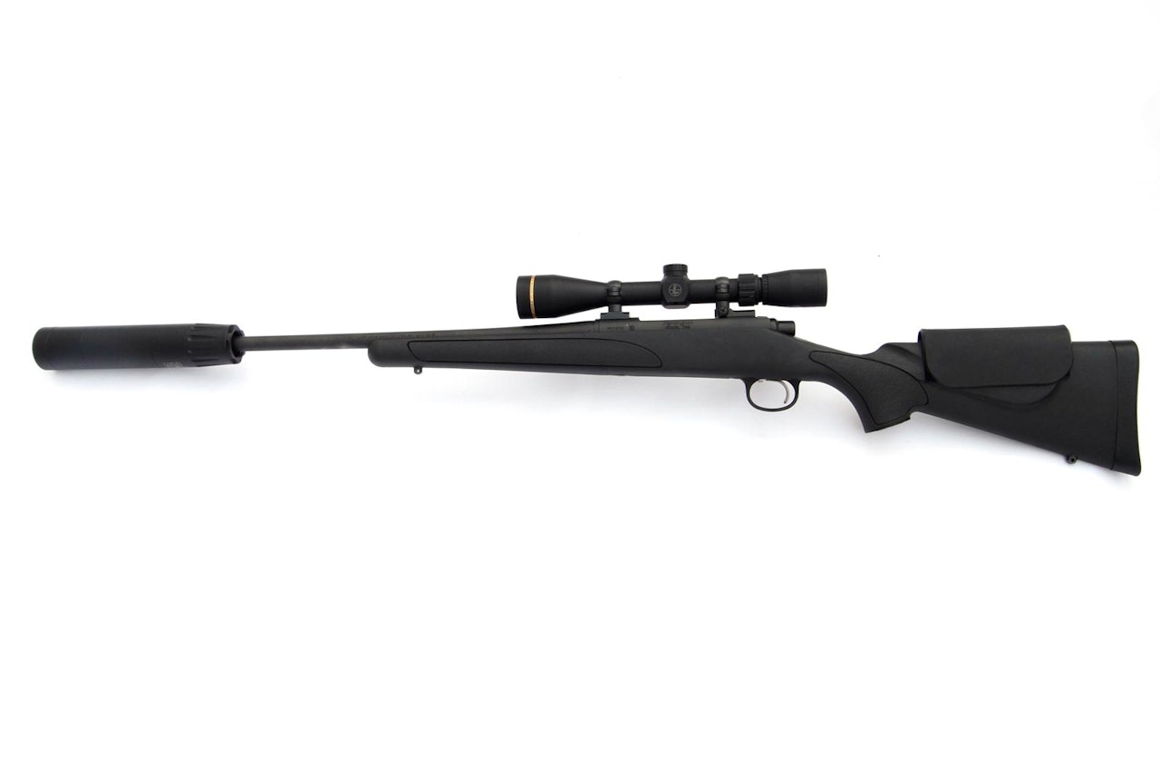 Remington 700 ADL Synt rifle sett fra siden på hvit bakgrunn