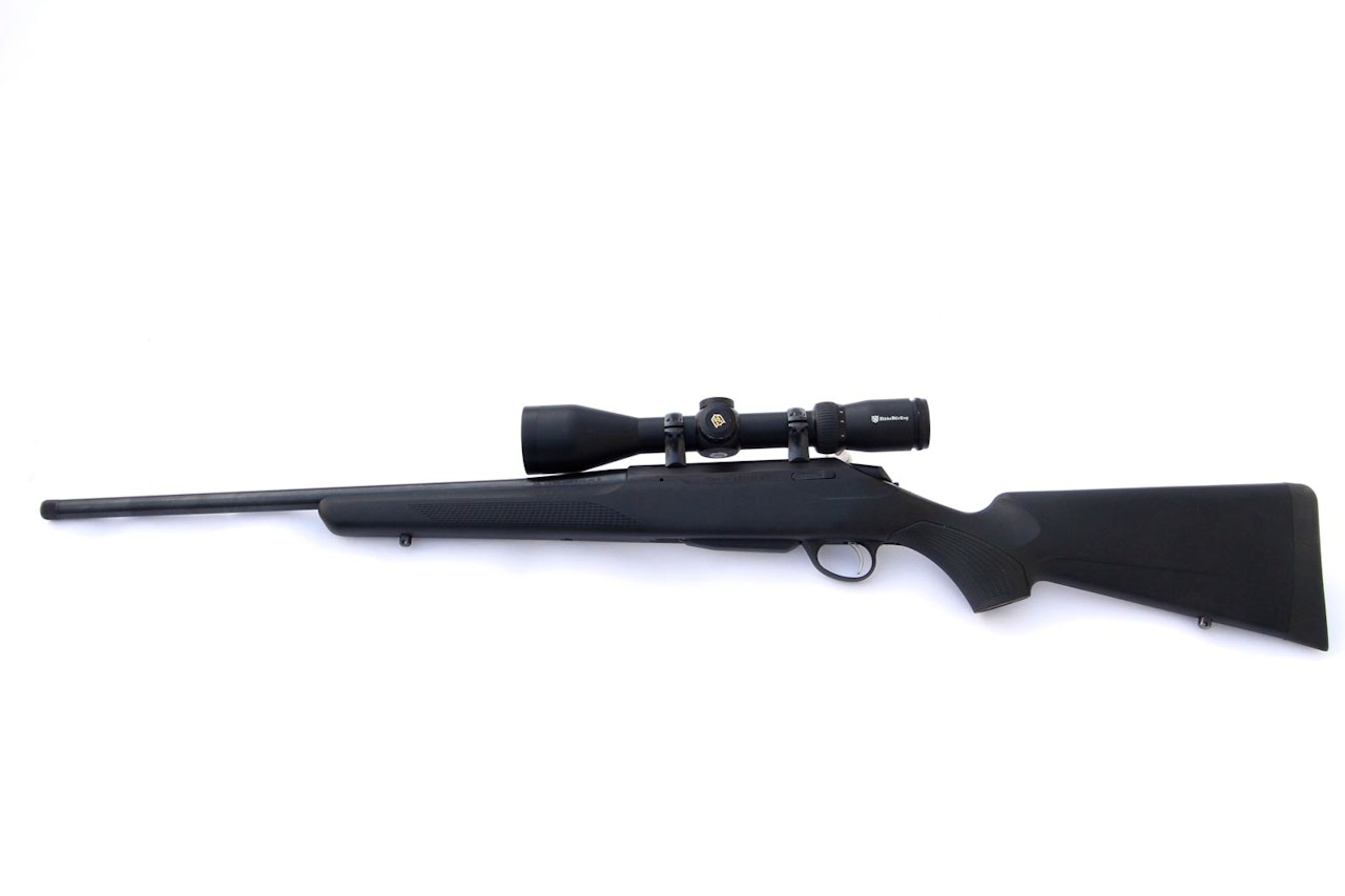 Riflepakke: Tikka T3X Lite med Nikko Diamond 2,5-10 x 50 kikkertsikte Tikka T3X Lite med Nikko Diamond 2,5-10 x 50 kikkertsikte sett fra siden på hvit bakgrunn