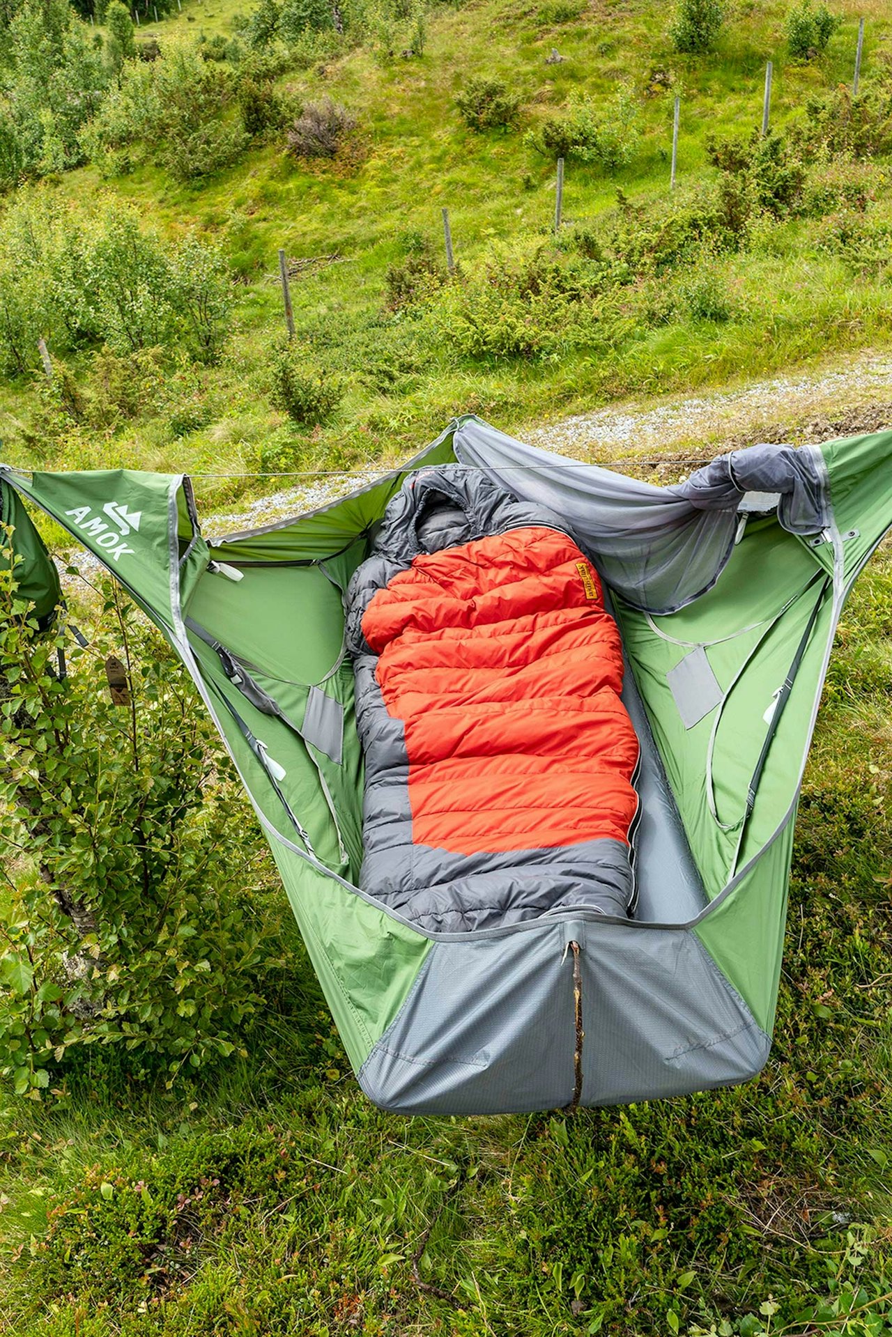 AMOK DRAUMR: I Amoks hengekøyer ligger du på tvers. Testpanelet er uenige om hvor komfortabelt dette er. Amok Draumr hengekøye og Draumr XL til test