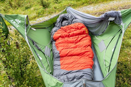 AMOK DRAUMR: I Amoks hengekøyer ligger du på tvers. Testpanelet er uenige om hvor komfortabelt dette er. Amok Draumr hengekøye og Draumr XL til test