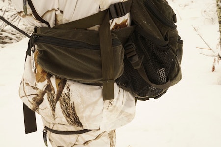 BERGANS LANGEVANN: Sekkerommet i seg sjøl er stort nok, og hoftelommene rommer det meste du trenger for hånden på jakt. Bergans Langevann hoftesekk til test på jakt