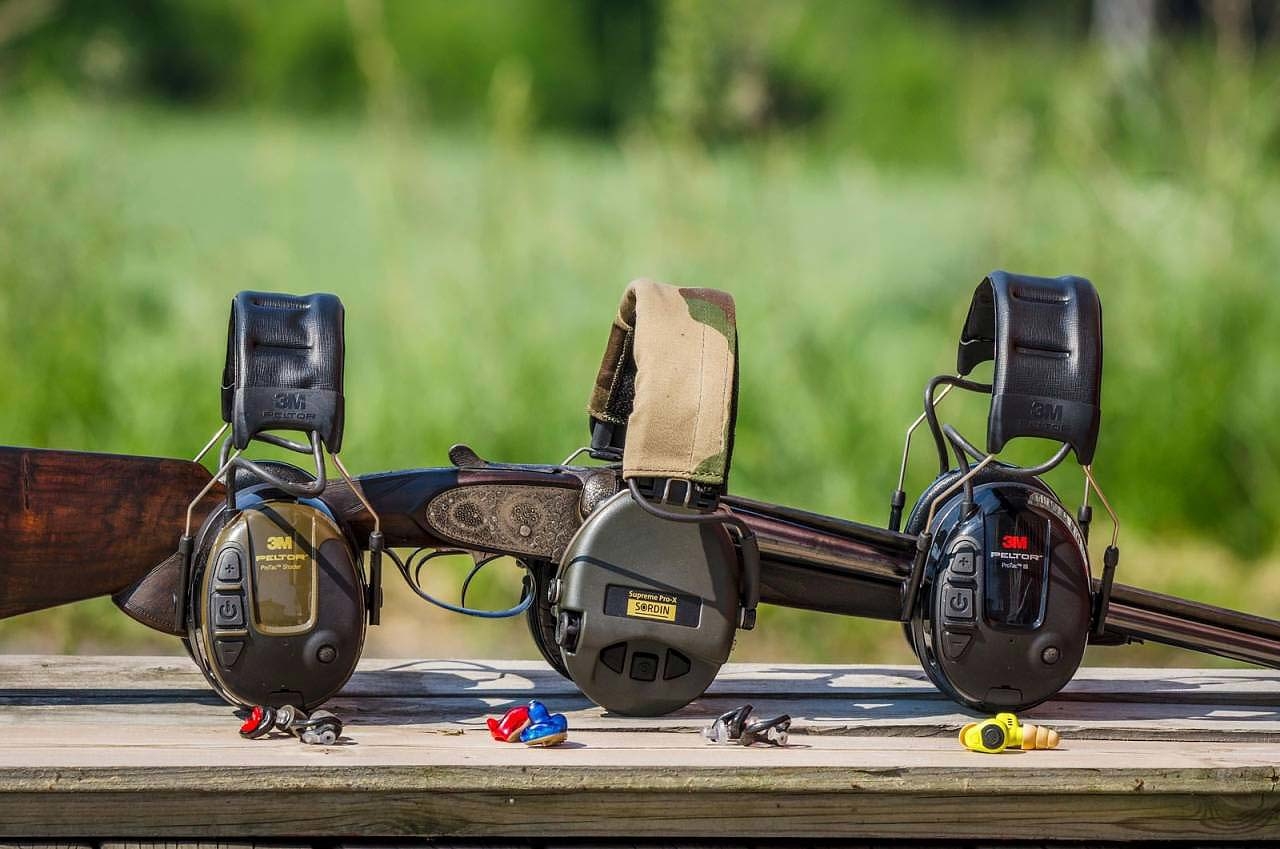 Tre hørselvern til testing