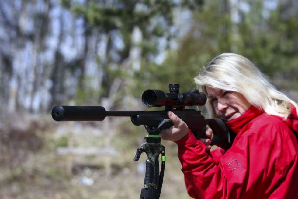 Jeger sikter med rifle på skytestokk