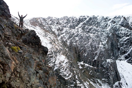 Målet: Snøgeita har akkurat rullet utfor kanten etter et dødelig skudd. Følelsene er så sterke etter dagens slit at Poul må tørke en tåre før smilet sprer seg utover ansiktet Snøgeitjakt, British Columbia