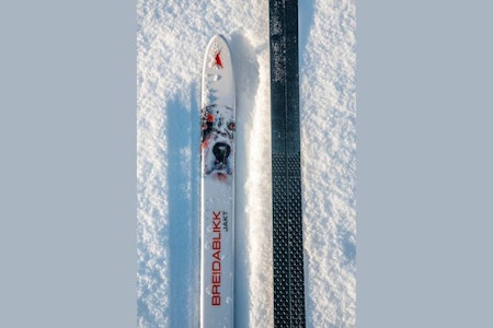 Åsnes Breidablikk Waxless smørefrie fjellski i snøen til test