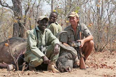 Dyktige: Jeg er imponert over de afrikanske sporerne, som er fullt på høyde med norske ettersøkshunder i å følge spor. Dyktige: Jeg er imponert over de afrikanske sporerne, som er fullt på høyde med norske ettersøkshunder i å følge spor.