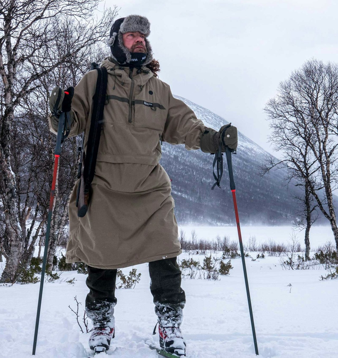 Jeger på ski ikledd Non-Stop Polar Anojakke