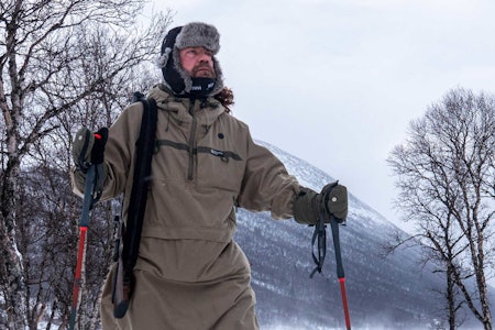 Jeger på ski ikledd Non-Stop Polar Anojakke
