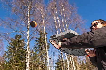 LEIRDUEKASTER: «Så lett at selv mor» er ikke helt innafor verken med tanke på likestilling eller at fruen er bevæpnet med hardt skyts, så la oss bare fastslå at den er enkel i bruk. leirduekaster test leirdueskyting