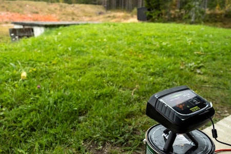 Lav terskel: Hagleradaren Garmin Xero S1 er enkel å sette opp både på leirduebanen og hjemme når man følger instruksjonene på skjermen.  Men merk at den står plassert foran skytteren og må flyttes fra standplass til standplass når skytteren flytter seg. hagleradar Garmin Xero S1 analysere hagleskudd